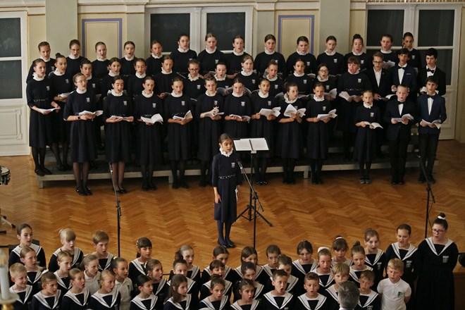 Koncert Uršulinih zvjezdica u HNK Varaždin kojim su pristupile međunarodnoj federaciji "Pueri Cantores"
